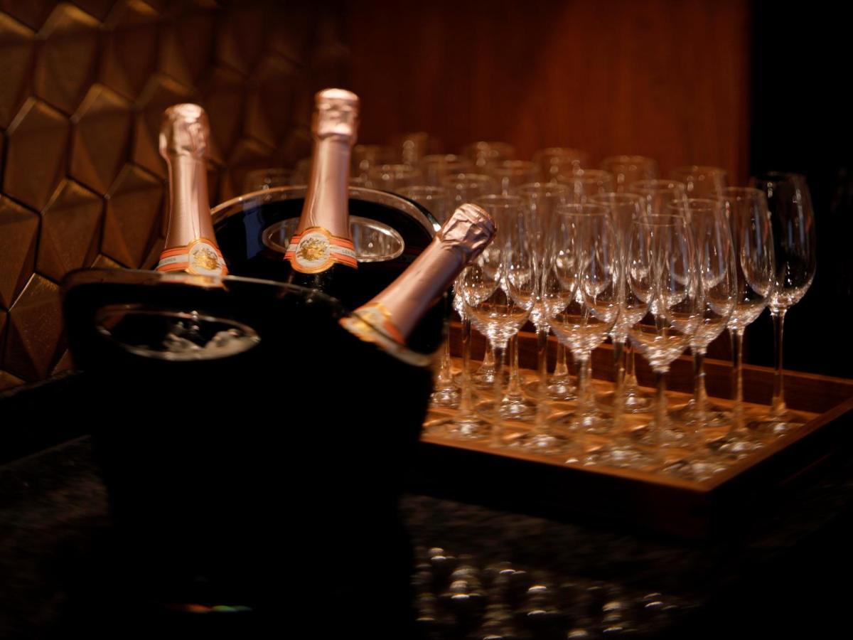 The Hotel Sanraku Kanazawa 21Th December 2022 Open Exterior foto Champagne bottles and glasses